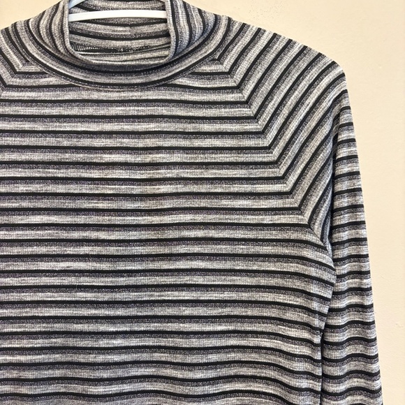 3/$10⚡️Laundry By Shelli Segal Black & Silver Bell Sleeve Turtleneck w Cutout - Picture 5 of 16